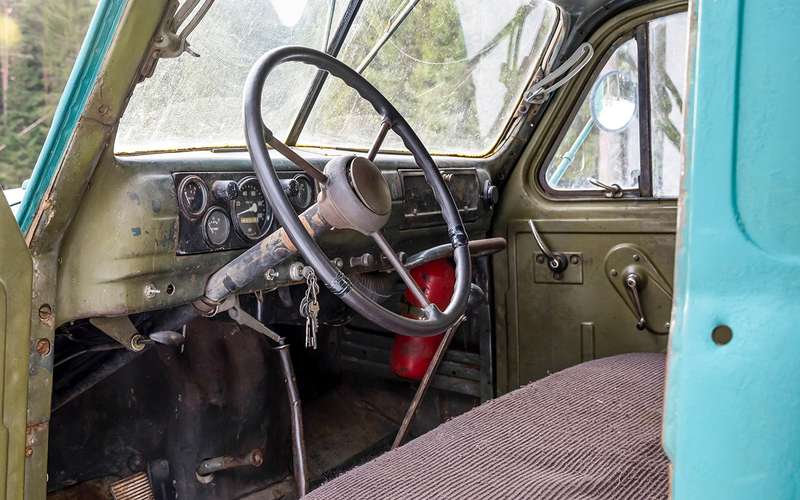 The interior of the GAZ‑63 cab is the same as in the GAZ‑51.