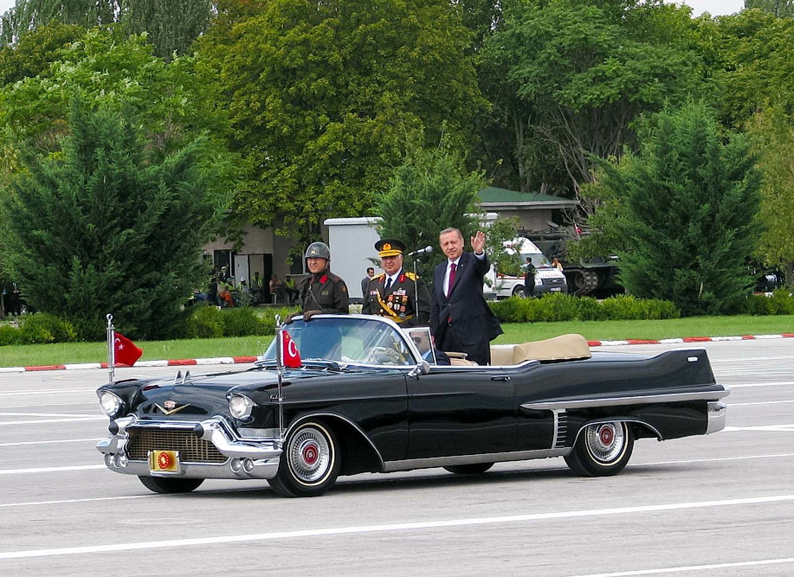 Эрдоган в открытом Cadillac 62 De Ville 1957 года на 92-м параде Победы 30 августа 2014 года.